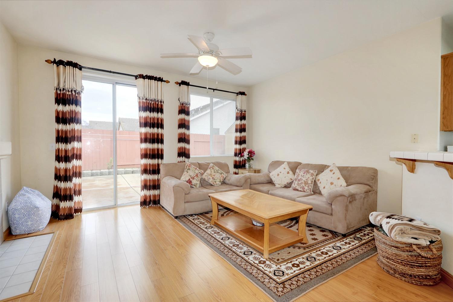 Detail Gallery Image 9 of 38 For 8275 Fanning Way, Sacramento,  CA 95829 - 3 Beds | 2 Baths