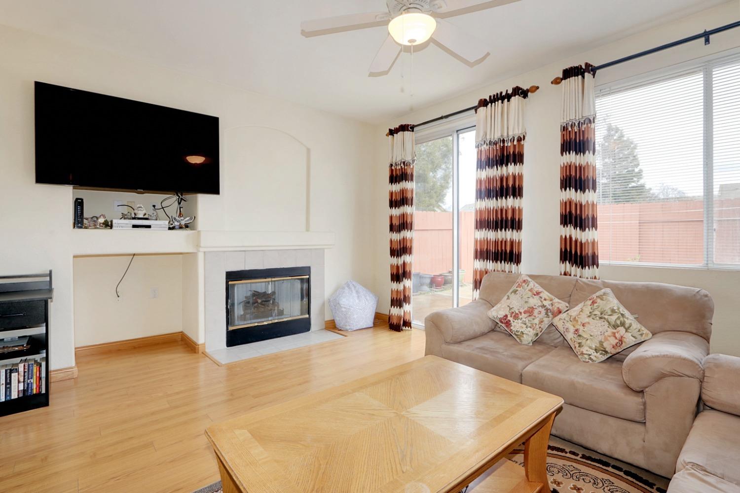 Detail Gallery Image 10 of 38 For 8275 Fanning Way, Sacramento,  CA 95829 - 3 Beds | 2 Baths