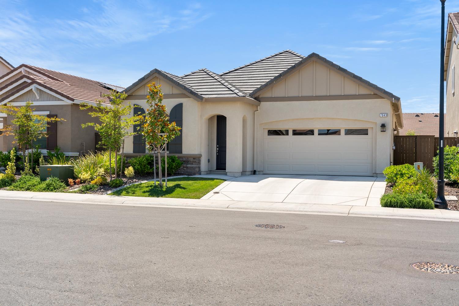 Detail Gallery Image 4 of 56 For 7049 Lakehaven Dr, Roseville,  CA 95747 - 3 Beds | 3 Baths
