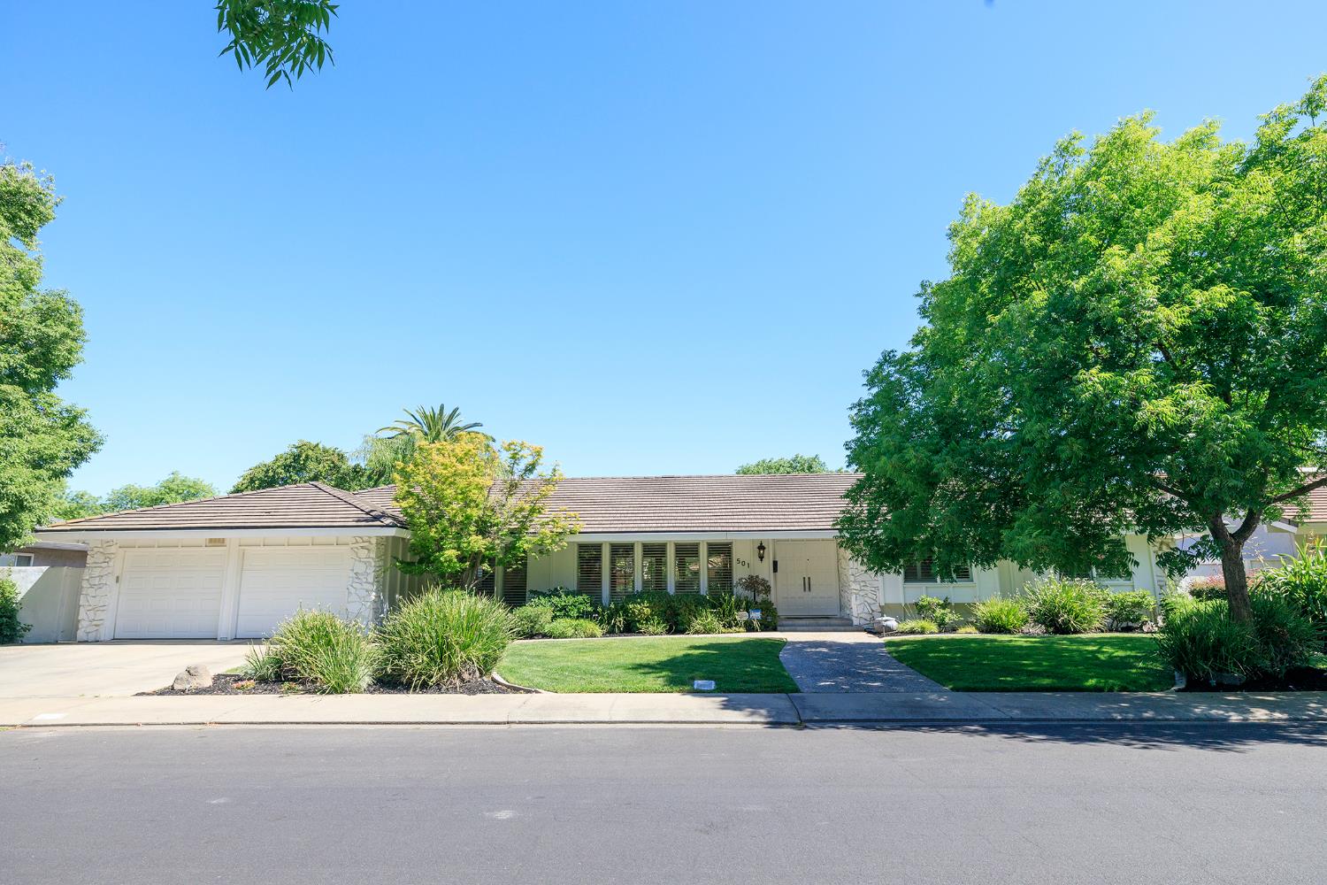 Detail Gallery Image 3 of 99 For 501 Hamden Ln, Modesto,  CA 95350 - 4 Beds | 3 Baths