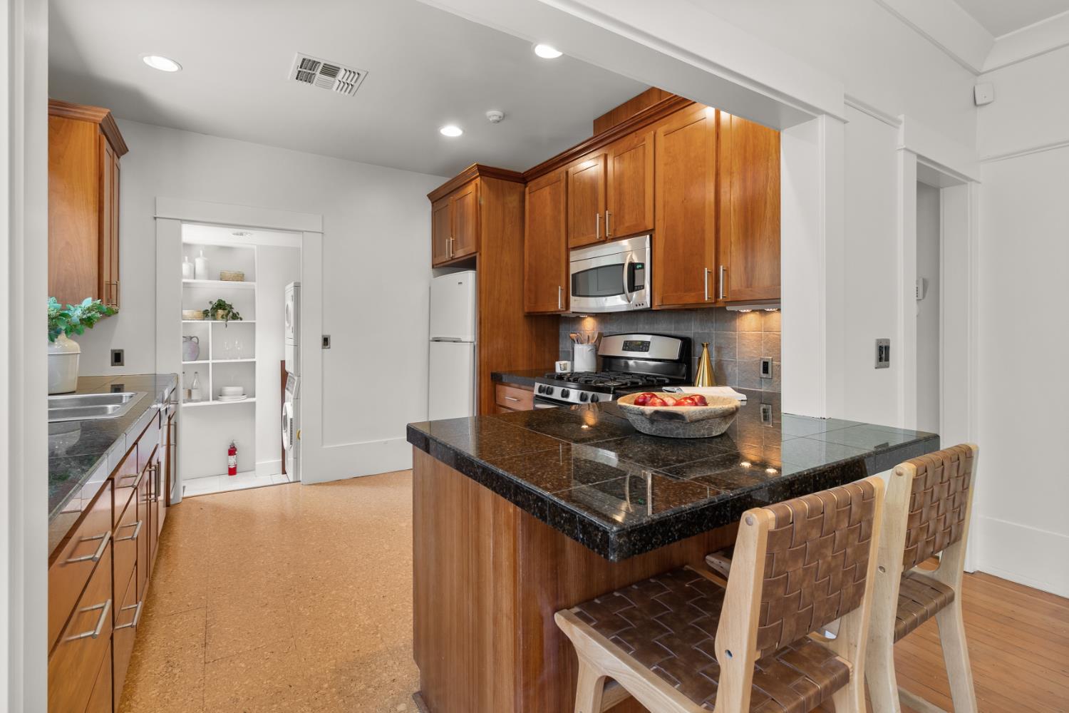 Detail Gallery Image 13 of 53 For 4860 U St, Sacramento,  CA 95817 - 3 Beds | 2 Baths
