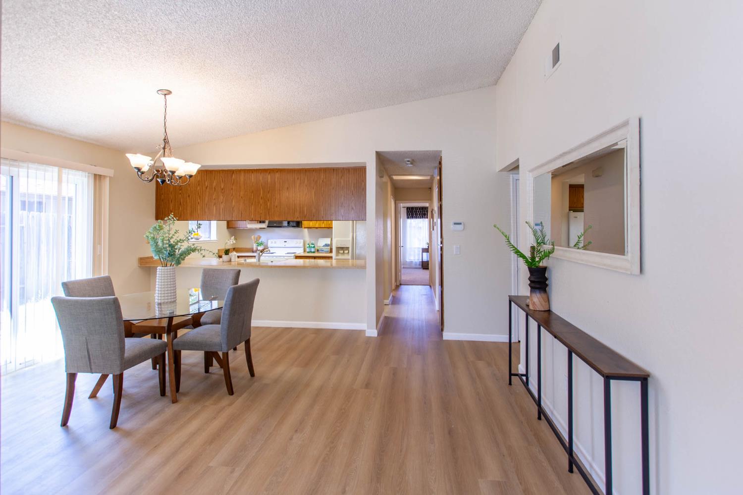 Detail Gallery Image 8 of 28 For 2949 Candido Dr, Sacramento,  CA 95833 - 2 Beds | 2 Baths
