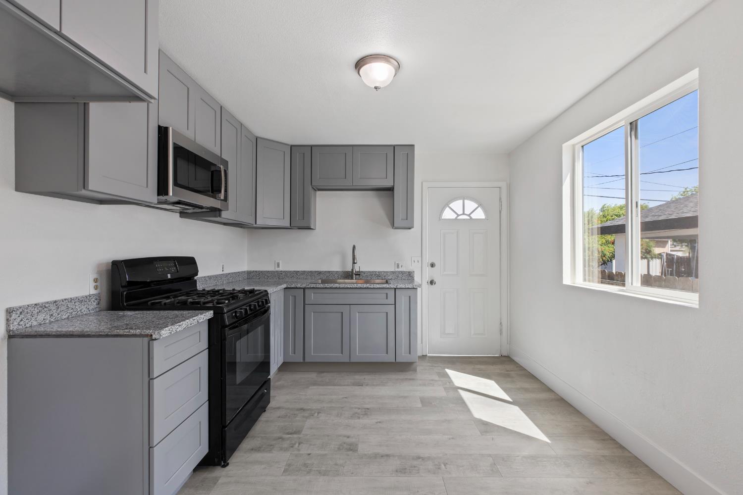 Detail Gallery Image 9 of 24 For 169 W 5th St, Stockton,  CA 95206 - 4 Beds | 3 Baths