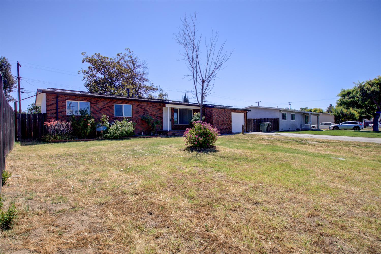 Detail Gallery Image 2 of 32 For 3212 Triplett St, Modesto,  CA 95355 - 3 Beds | 2 Baths