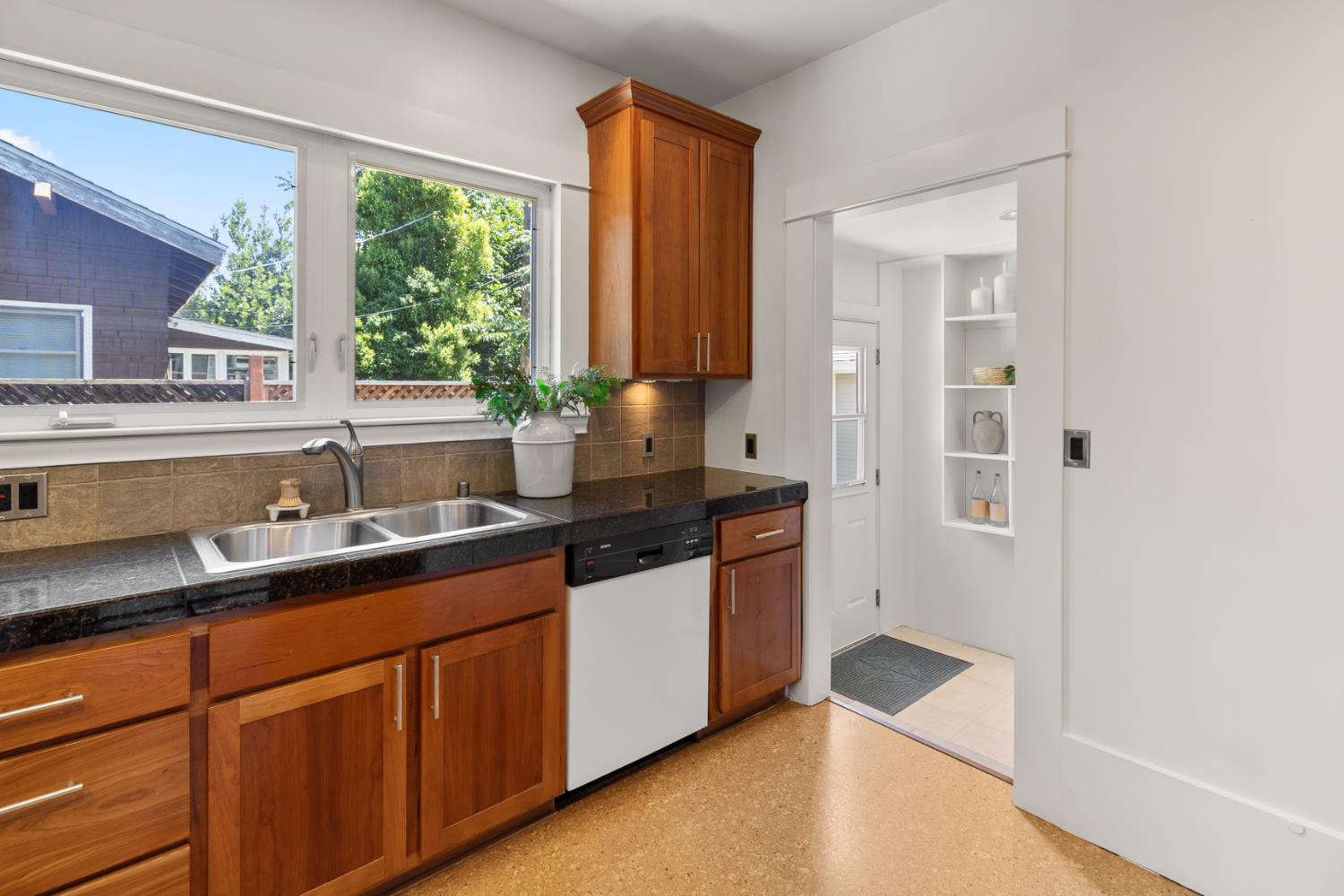 Detail Gallery Image 15 of 53 For 4860 U St, Sacramento,  CA 95817 - 3 Beds | 2 Baths