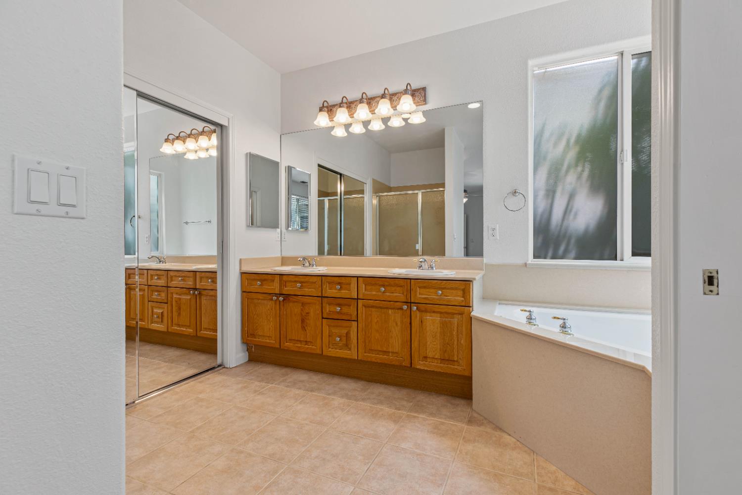 Detail Gallery Image 16 of 70 For 2520 Mira Vista Ct, Modesto,  CA 95356 - 5 Beds | 3 Baths