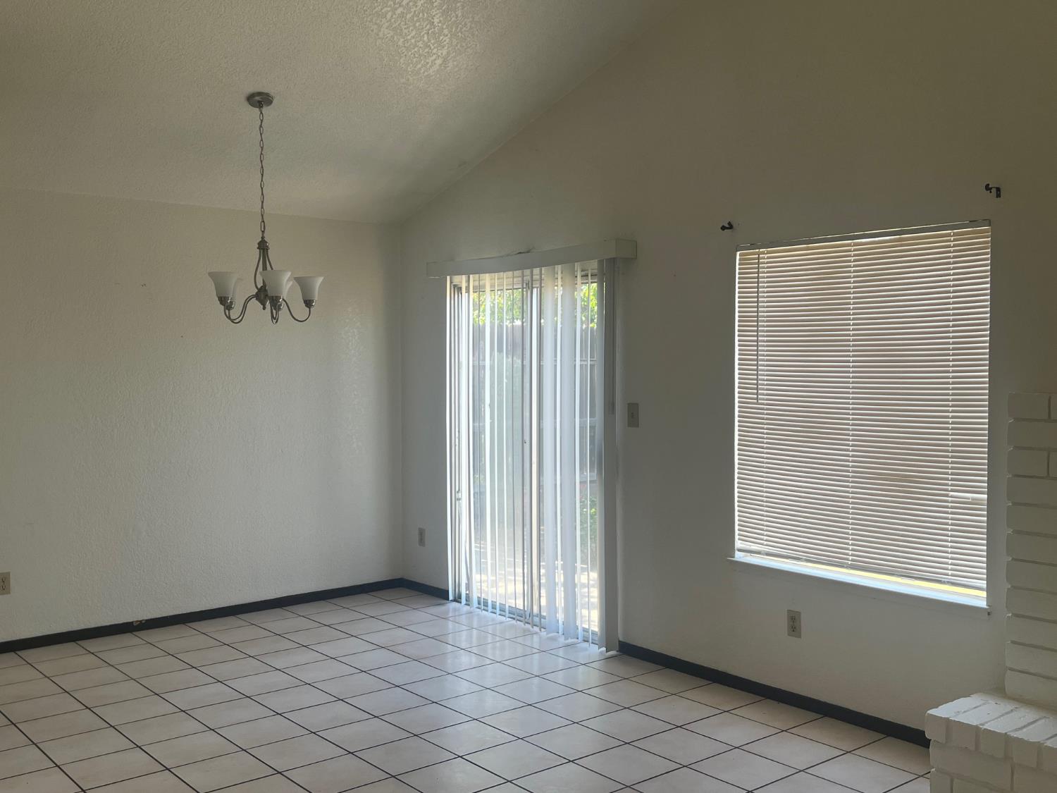 Detail Gallery Image 3 of 13 For 600 Rachelle Dr, Modesto,  CA 95358 - 3 Beds | 2 Baths