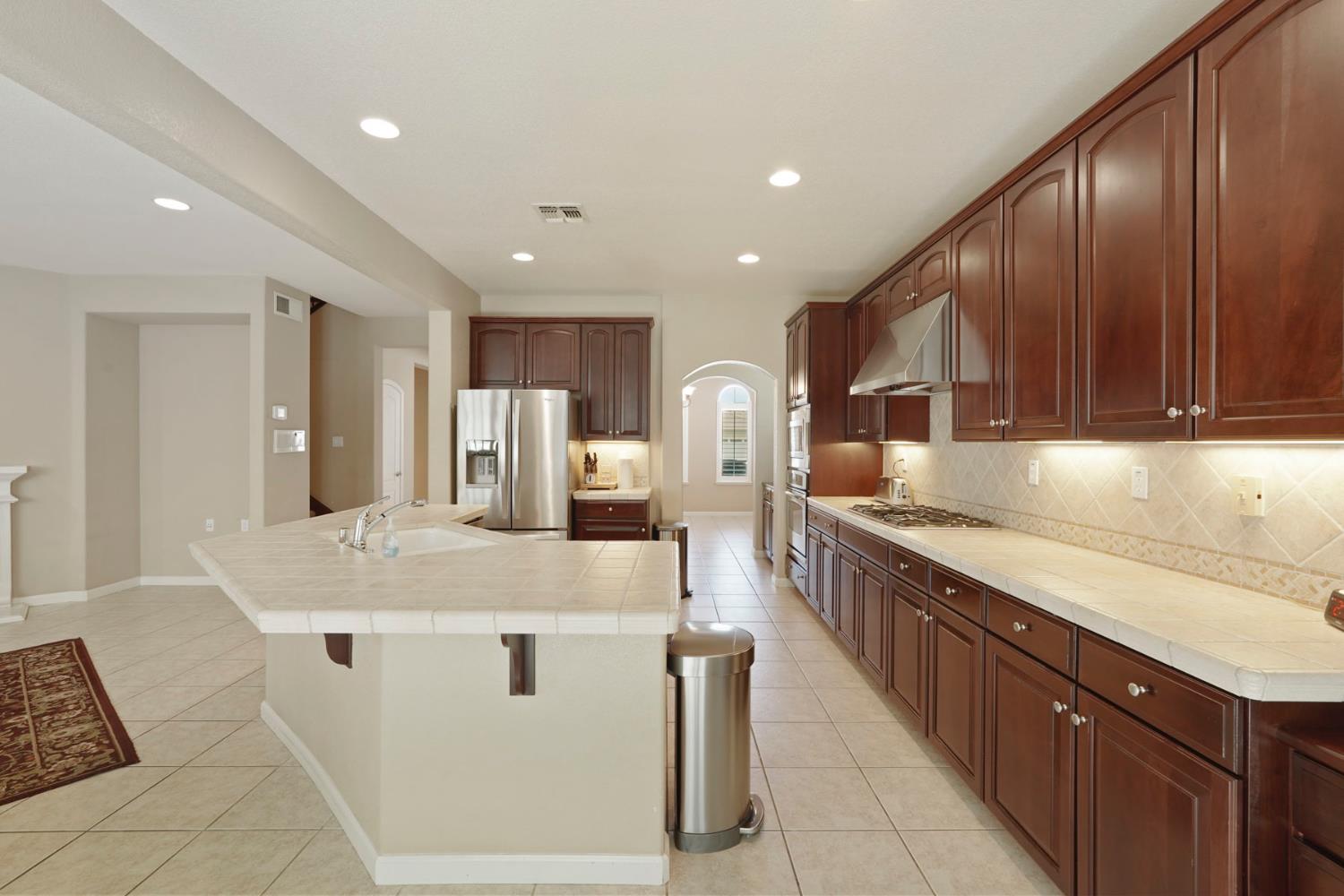Detail Gallery Image 3 of 50 For 9734 Fall Valley Way, Sacramento,  CA 95829 - 5 Beds | 3 Baths