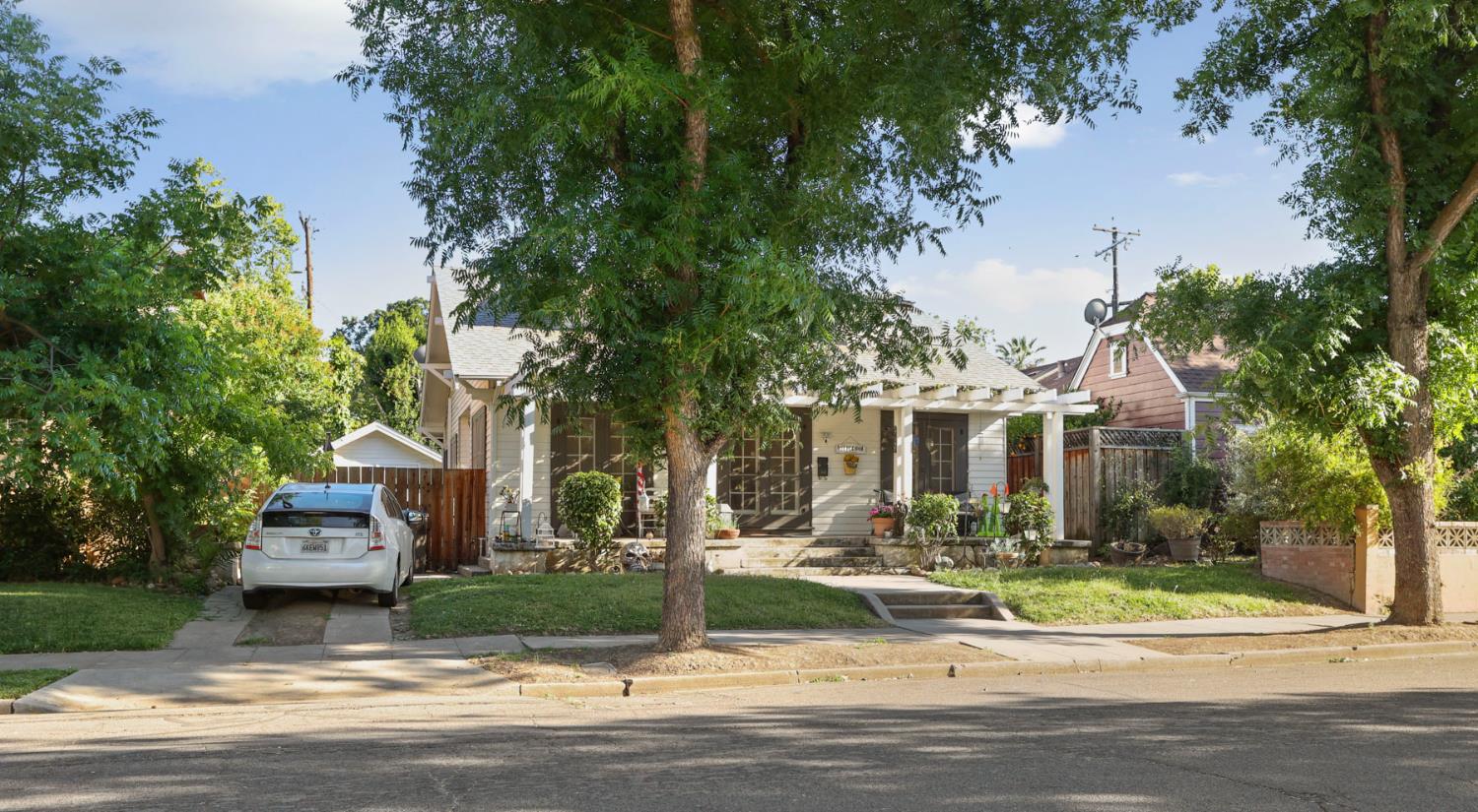 Detail Gallery Image 2 of 37 For 1054 W Willow St, Stockton,  CA 95203 - 3 Beds | 1 Baths