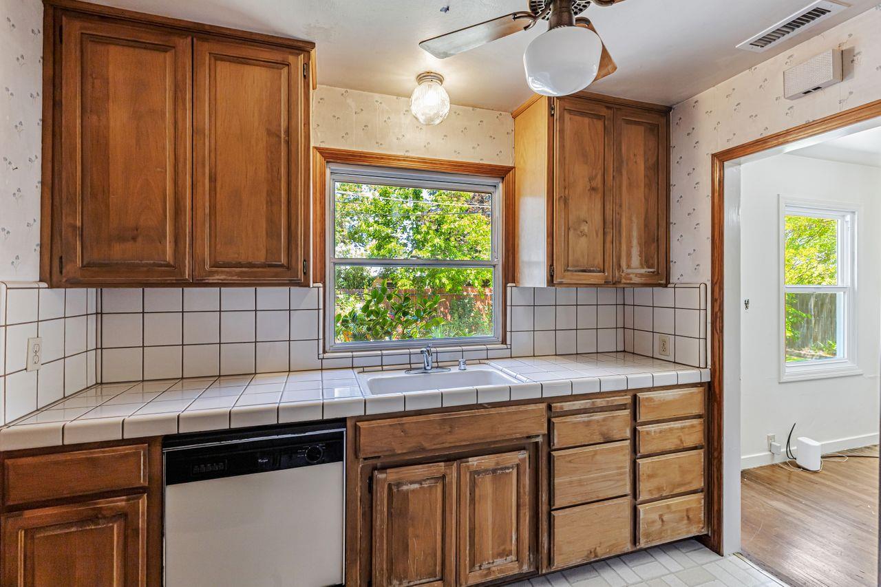 Detail Gallery Image 11 of 23 For 4949 Helen Way, Sacramento,  CA 95818 - 3 Beds | 1 Baths