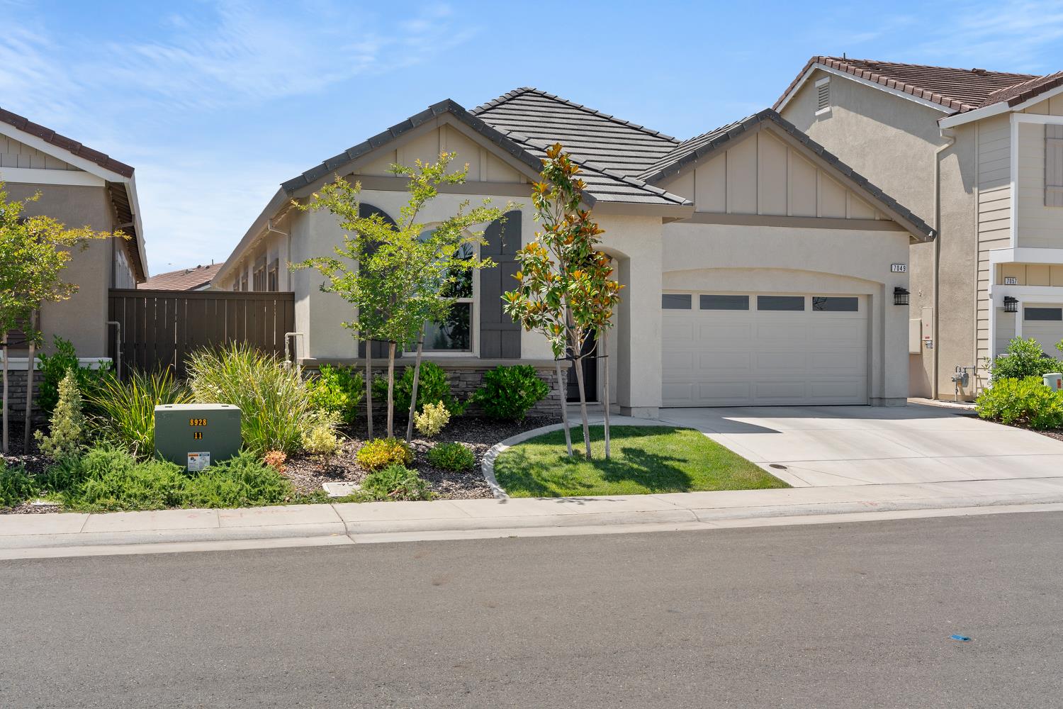 Detail Gallery Image 3 of 56 For 7049 Lakehaven Dr, Roseville,  CA 95747 - 3 Beds | 3 Baths