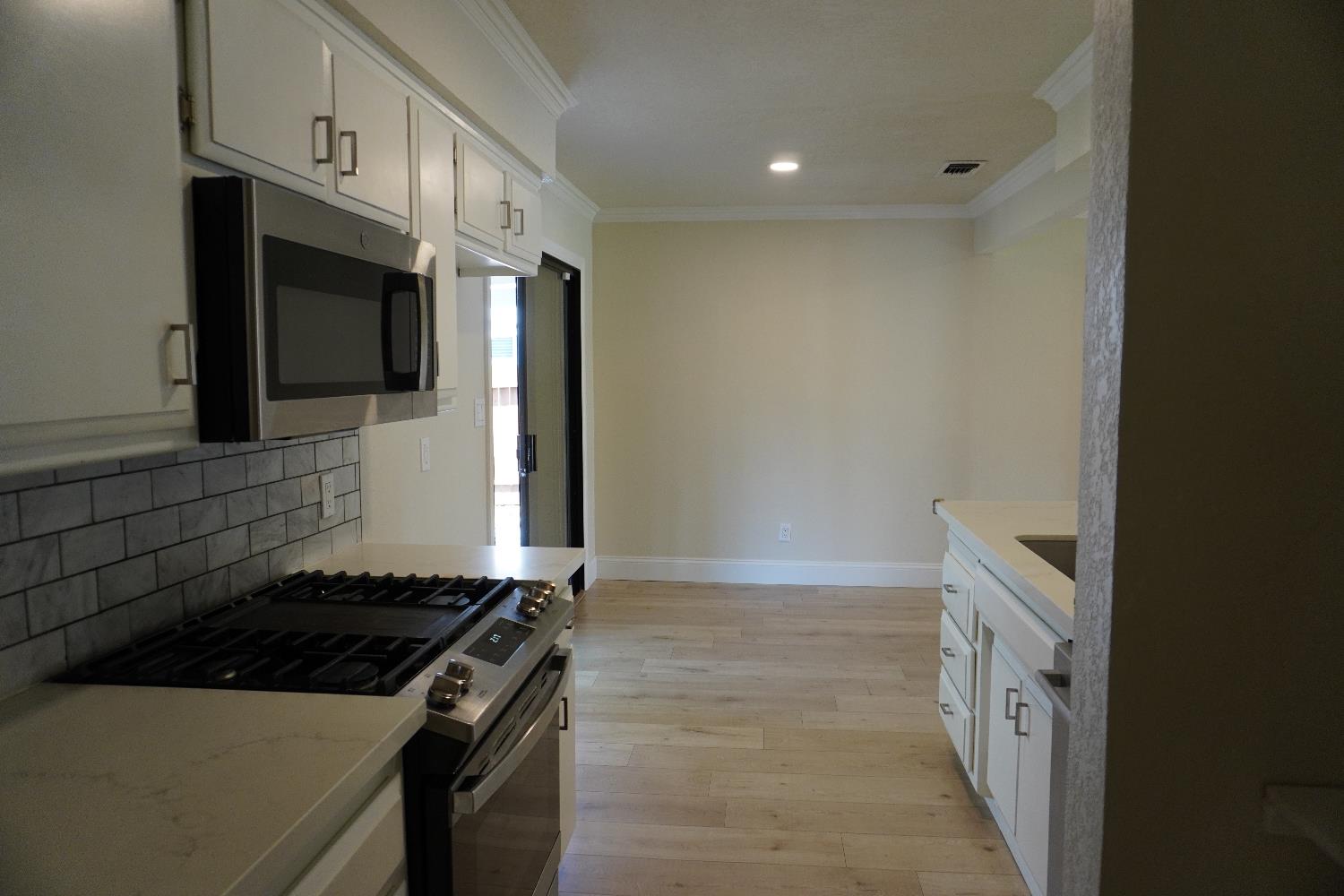 Detail Gallery Image 4 of 18 For 8021 Glen Eva Way, Citrus Heights,  CA 95610 - 3 Beds | 1 Baths