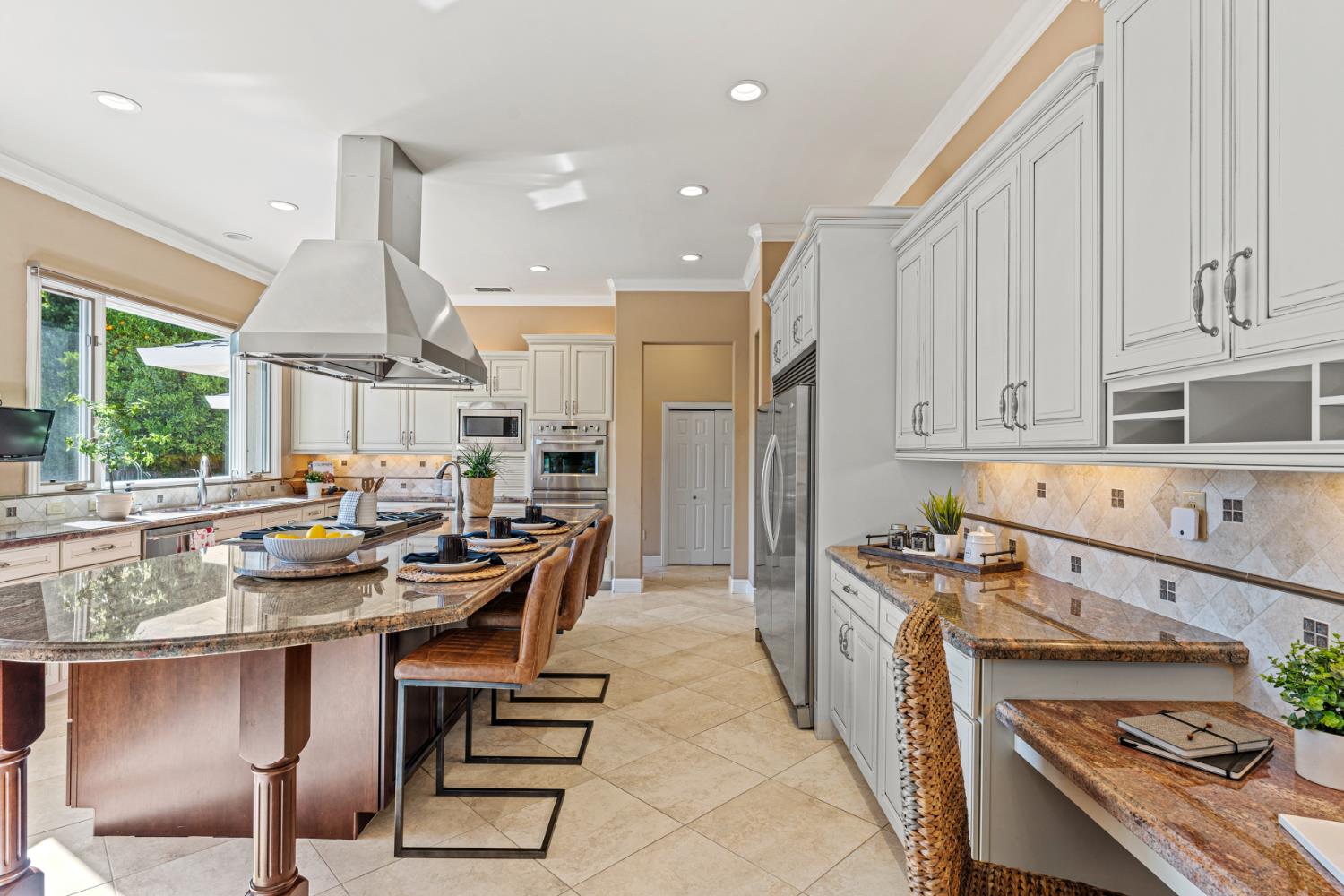 Detail Gallery Image 11 of 56 For 811 Los Molinos Way, Sacramento,  CA 95864 - 4 Beds | 4 Baths
