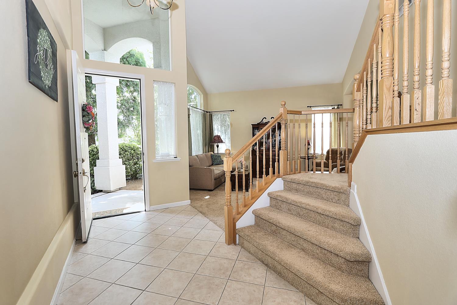 Detail Gallery Image 4 of 71 For 6817 Fox Cliff Way, Elk Grove,  CA 95758 - 4 Beds | 3 Baths