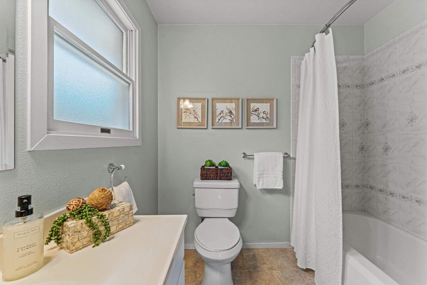 Detail Gallery Image 38 of 56 For 811 Los Molinos Way, Sacramento,  CA 95864 - 4 Beds | 4 Baths