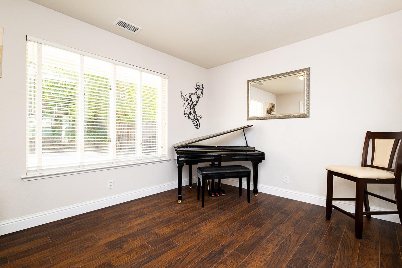 Detail Gallery Image 4 of 25 For 1517 River Oak Way, Roseville,  CA 95747 - 5 Beds | 3 Baths