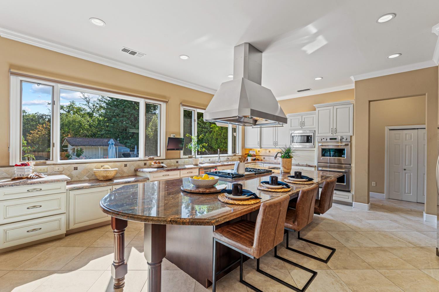 Detail Gallery Image 12 of 56 For 811 Los Molinos Way, Sacramento,  CA 95864 - 4 Beds | 4 Baths