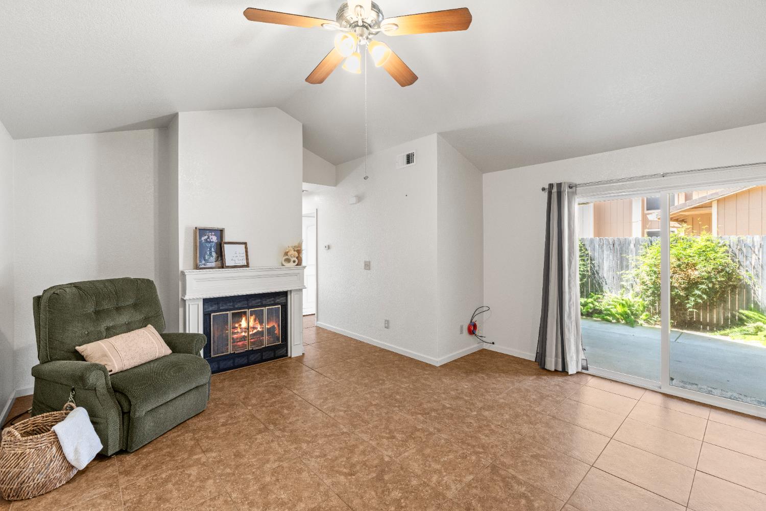 Detail Gallery Image 8 of 26 For 1707 Laehr Dr, Lincoln,  CA 95648 - 2 Beds | 2 Baths