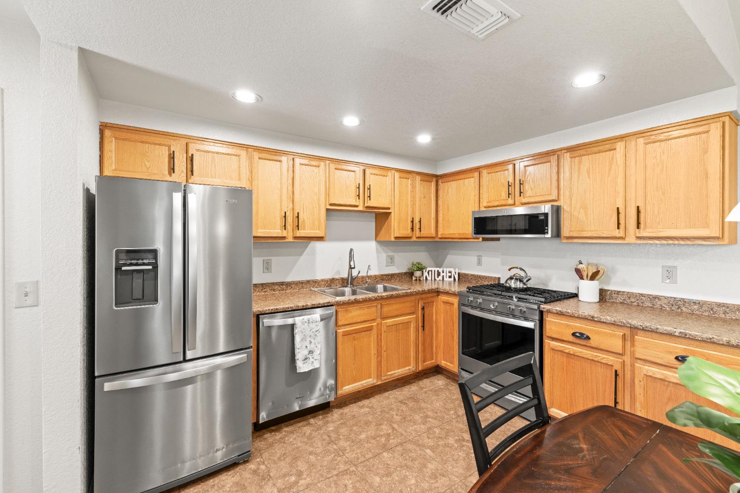 Detail Gallery Image 6 of 26 For 1707 Laehr Dr, Lincoln,  CA 95648 - 2 Beds | 2 Baths