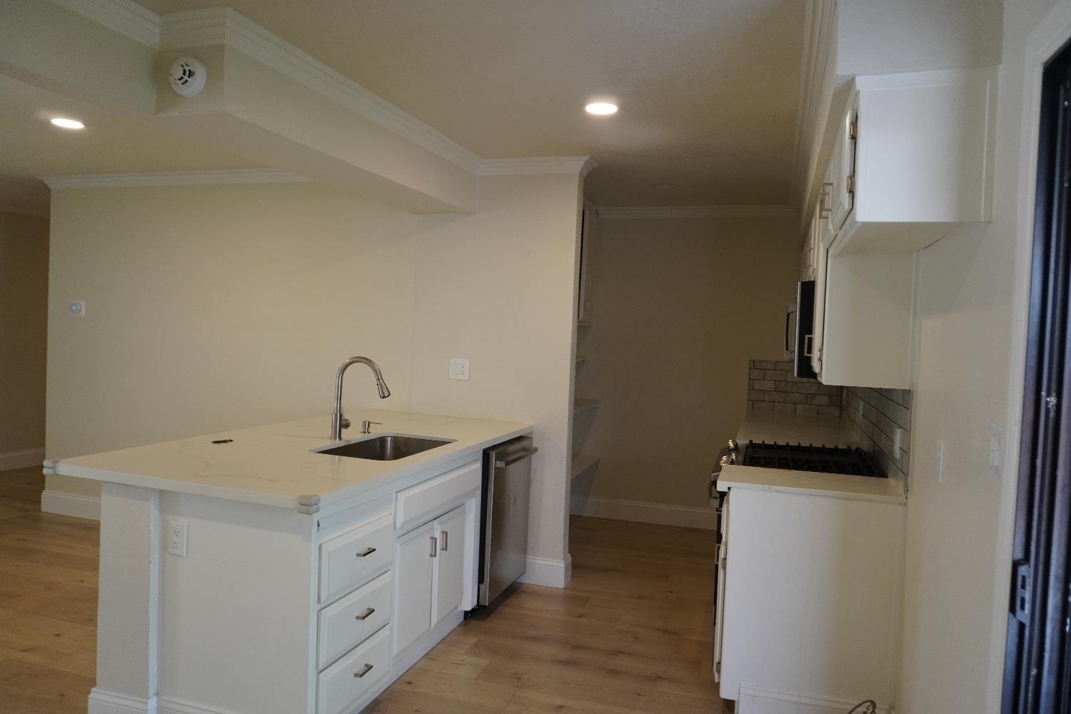 Detail Gallery Image 3 of 18 For 8021 Glen Eva Way, Citrus Heights,  CA 95610 - 3 Beds | 1 Baths