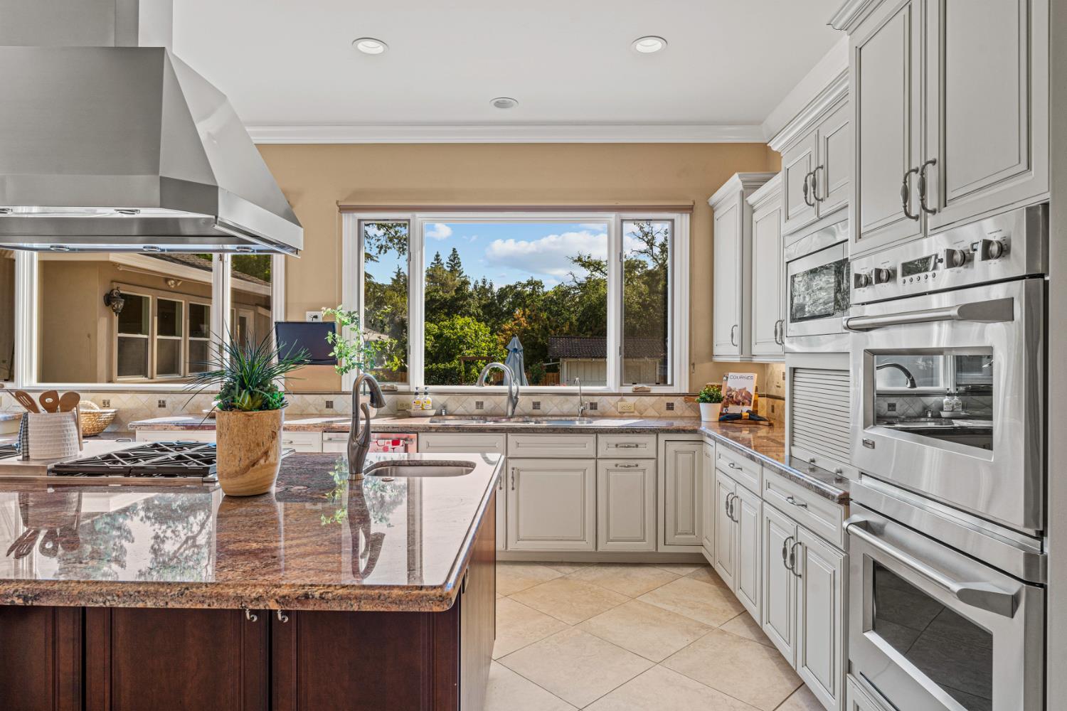 Detail Gallery Image 15 of 56 For 811 Los Molinos Way, Sacramento,  CA 95864 - 4 Beds | 4 Baths