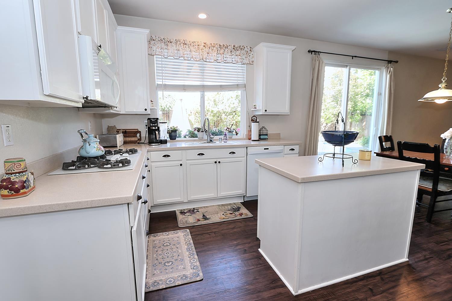 Detail Gallery Image 16 of 71 For 6817 Fox Cliff Way, Elk Grove,  CA 95758 - 4 Beds | 3 Baths