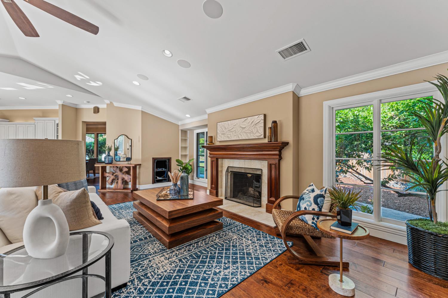 Detail Gallery Image 5 of 56 For 811 Los Molinos Way, Sacramento,  CA 95864 - 4 Beds | 4 Baths