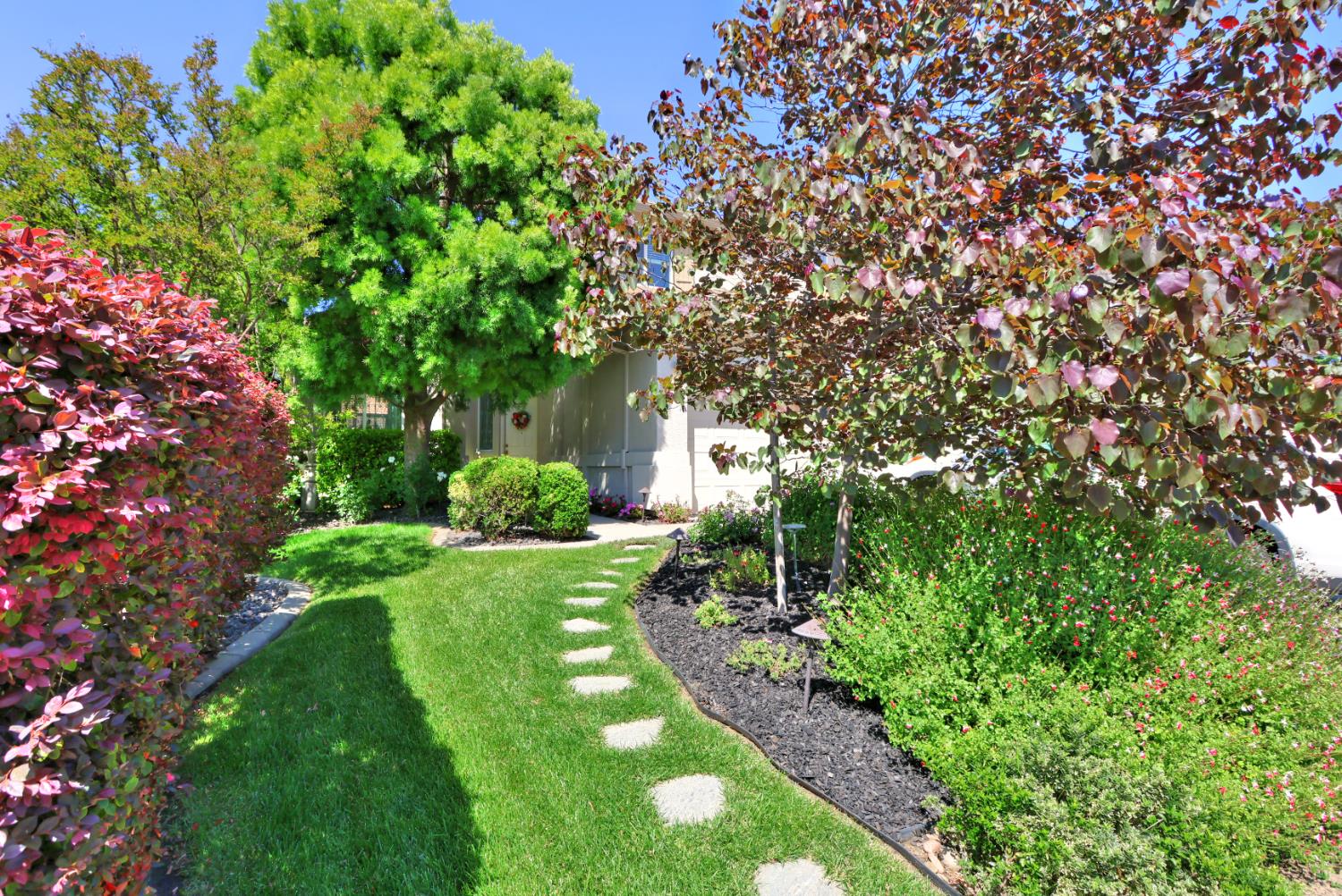 Detail Gallery Image 2 of 71 For 6817 Fox Cliff Way, Elk Grove,  CA 95758 - 4 Beds | 3 Baths