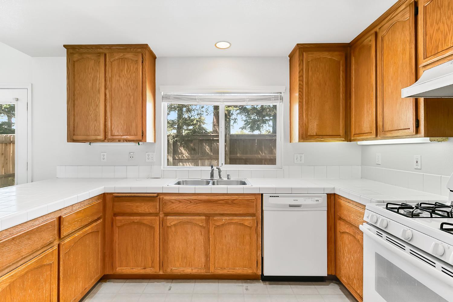 Detail Gallery Image 10 of 27 For 2434 Halsey Cir, Davis,  CA 95618 - 3 Beds | 2/1 Baths