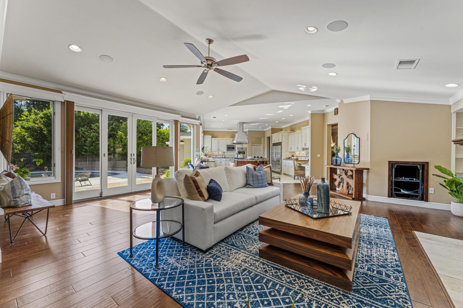 Detail Gallery Image 6 of 56 For 811 Los Molinos Way, Sacramento,  CA 95864 - 4 Beds | 4 Baths