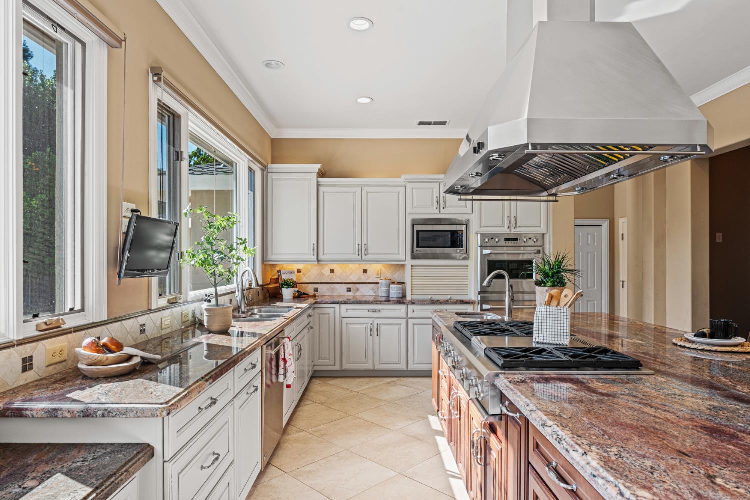 Detail Gallery Image 10 of 56 For 811 Los Molinos Way, Sacramento,  CA 95864 - 4 Beds | 4 Baths