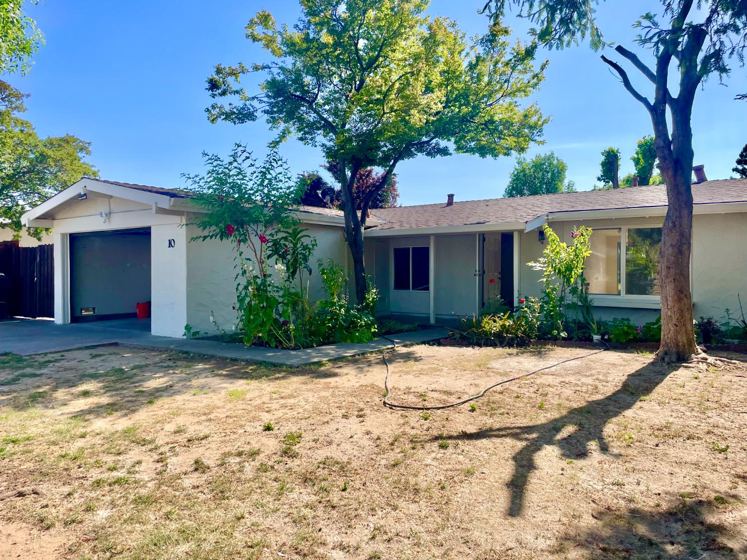 Detail Gallery Image 1 of 1 For 10 Thatcher Cir, Sacramento,  CA 95823 - 4 Beds | 1/1 Baths