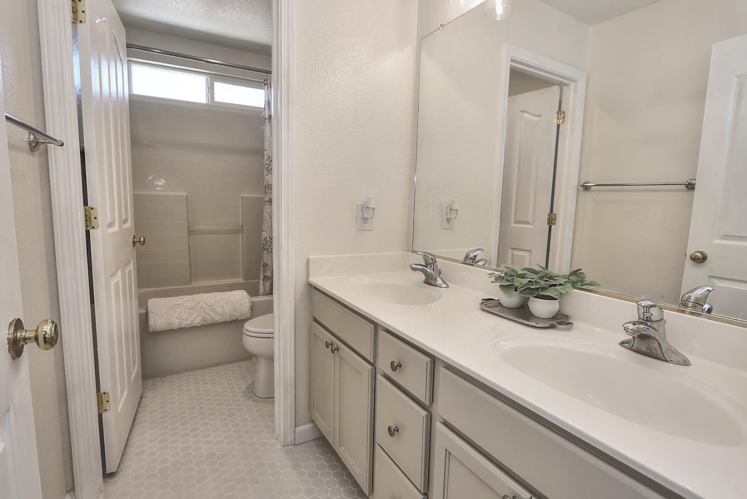 Detail Gallery Image 43 of 71 For 6817 Fox Cliff Way, Elk Grove,  CA 95758 - 4 Beds | 3 Baths