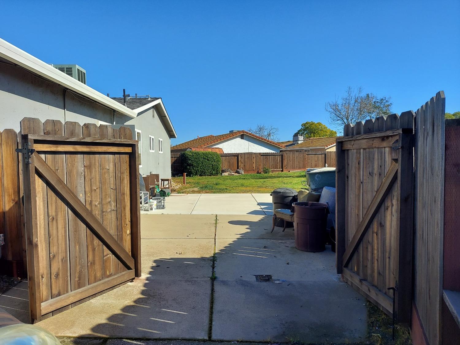 La Playa Court, Manteca, California image 21