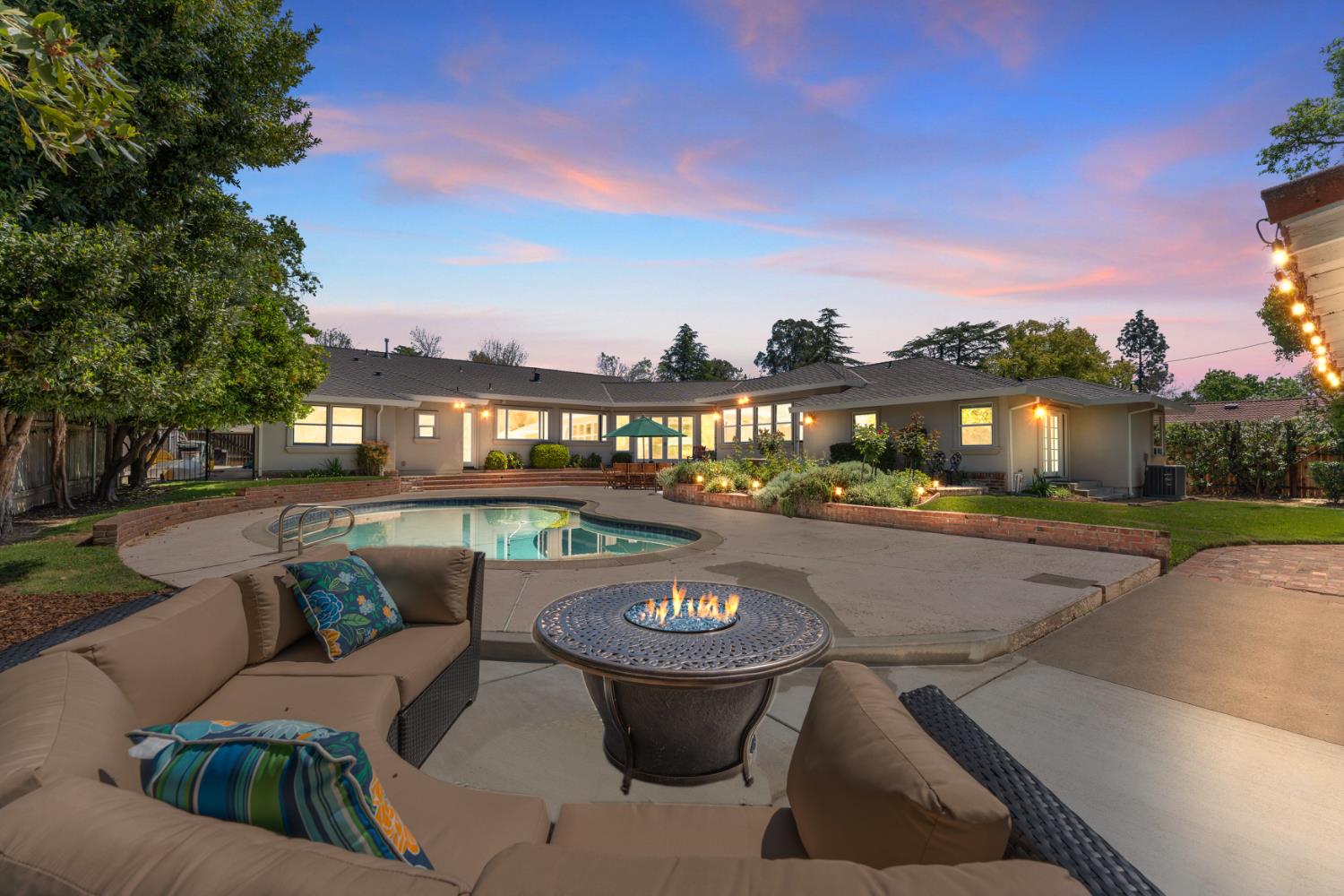 Detail Gallery Image 50 of 56 For 811 Los Molinos Way, Sacramento,  CA 95864 - 4 Beds | 4 Baths