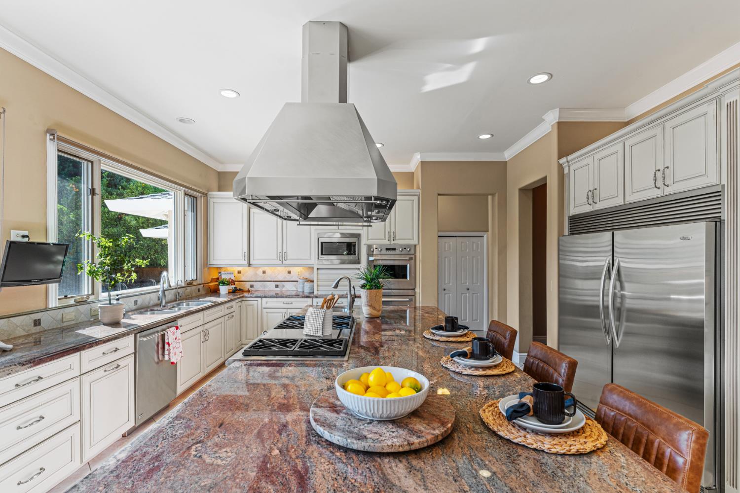 Detail Gallery Image 14 of 56 For 811 Los Molinos Way, Sacramento,  CA 95864 - 4 Beds | 4 Baths