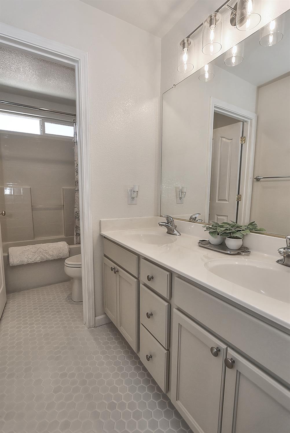 Detail Gallery Image 42 of 71 For 6817 Fox Cliff Way, Elk Grove,  CA 95758 - 4 Beds | 3 Baths