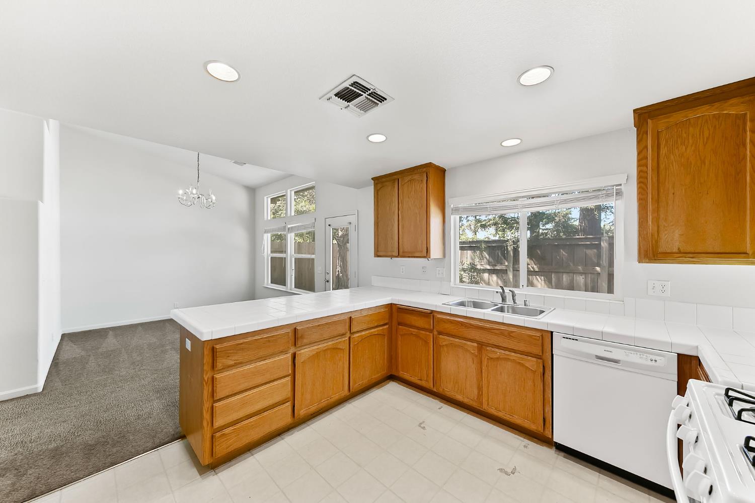 Detail Gallery Image 11 of 27 For 2434 Halsey Cir, Davis,  CA 95618 - 3 Beds | 2/1 Baths