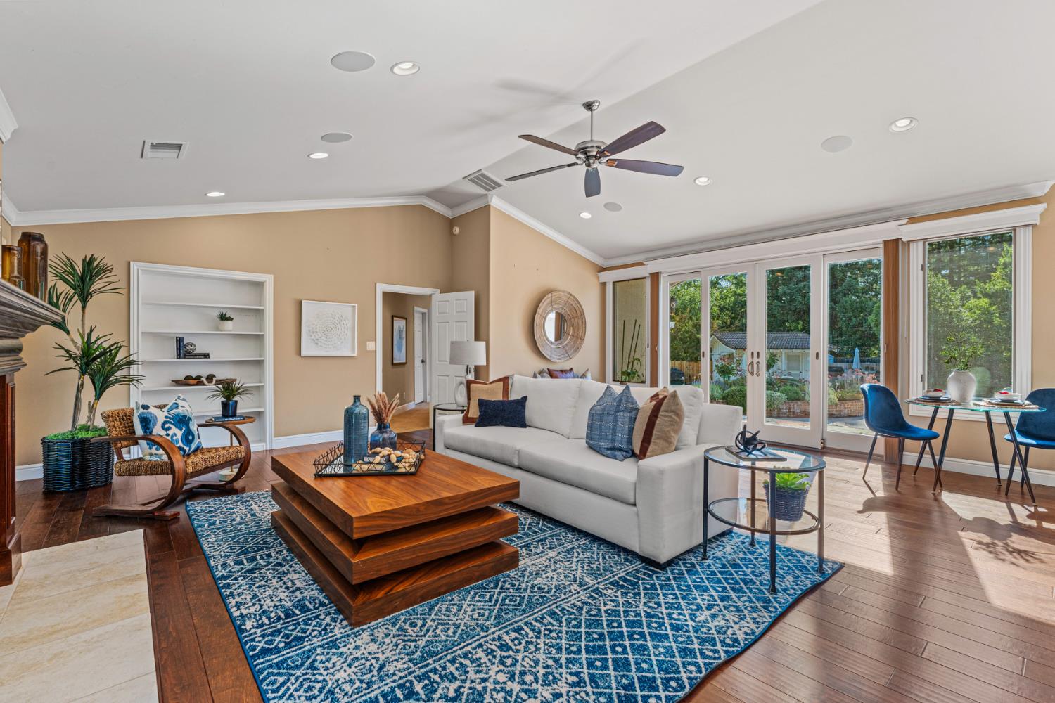 Detail Gallery Image 4 of 56 For 811 Los Molinos Way, Sacramento,  CA 95864 - 4 Beds | 4 Baths