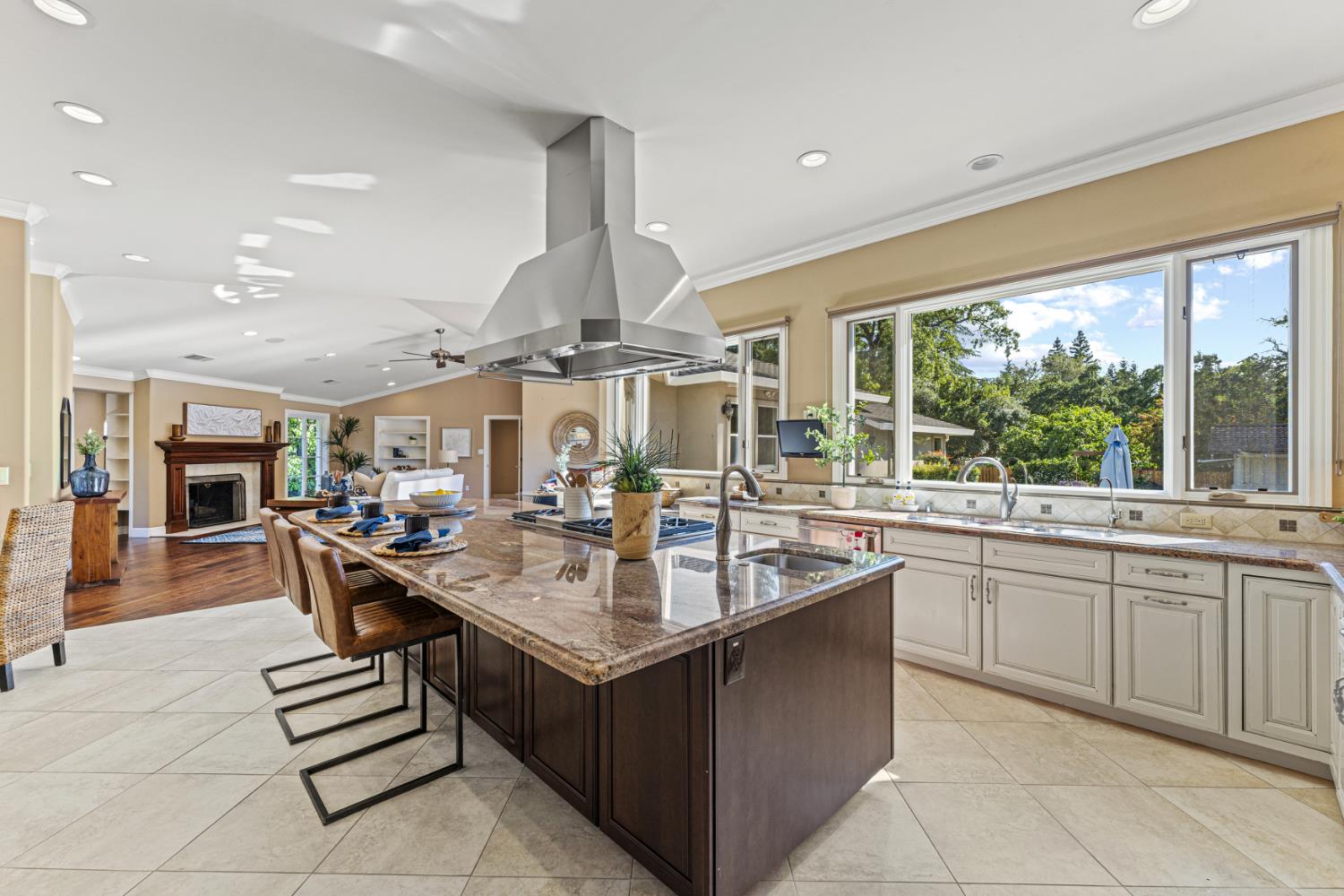 Detail Gallery Image 13 of 56 For 811 Los Molinos Way, Sacramento,  CA 95864 - 4 Beds | 4 Baths