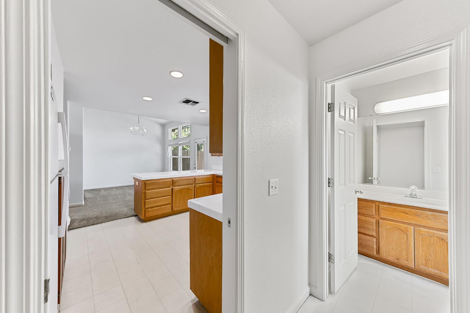 Detail Gallery Image 13 of 27 For 2434 Halsey Cir, Davis,  CA 95618 - 3 Beds | 2/1 Baths