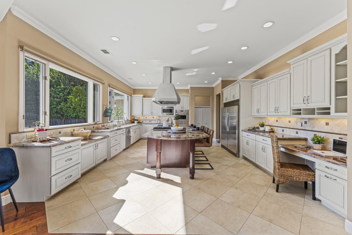 Detail Gallery Image 8 of 56 For 811 Los Molinos Way, Sacramento,  CA 95864 - 4 Beds | 4 Baths