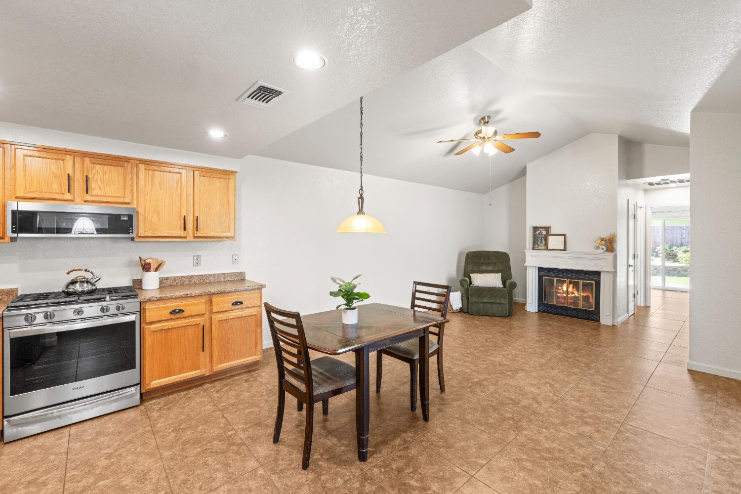 Detail Gallery Image 5 of 26 For 1707 Laehr Dr, Lincoln,  CA 95648 - 2 Beds | 2 Baths