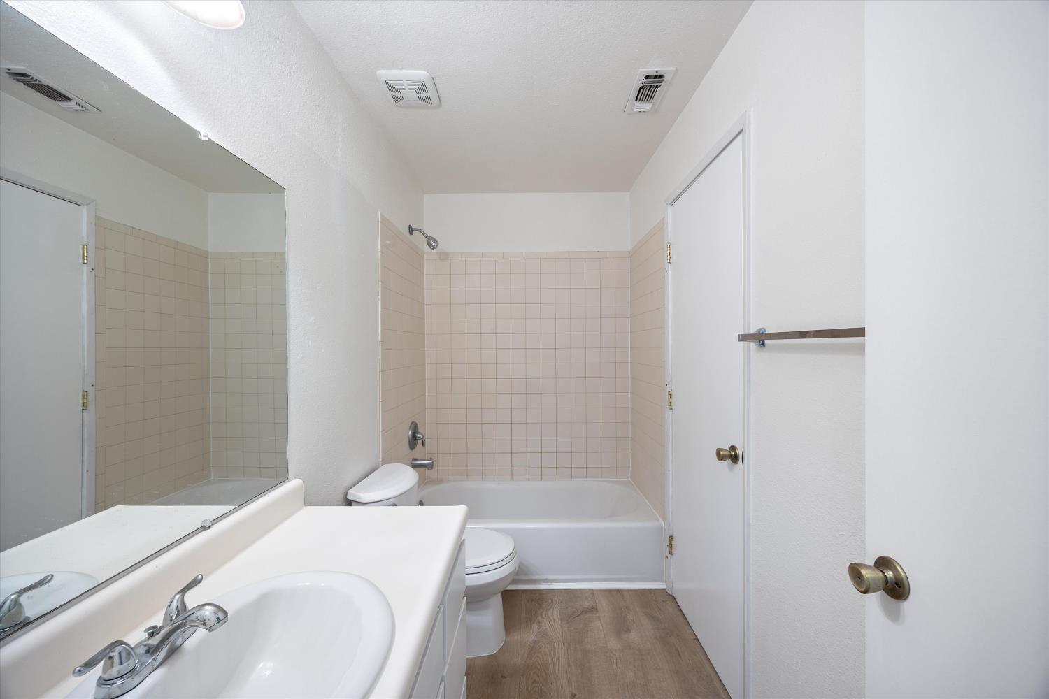 Photo #12: 225067463 Listing: Photo #12