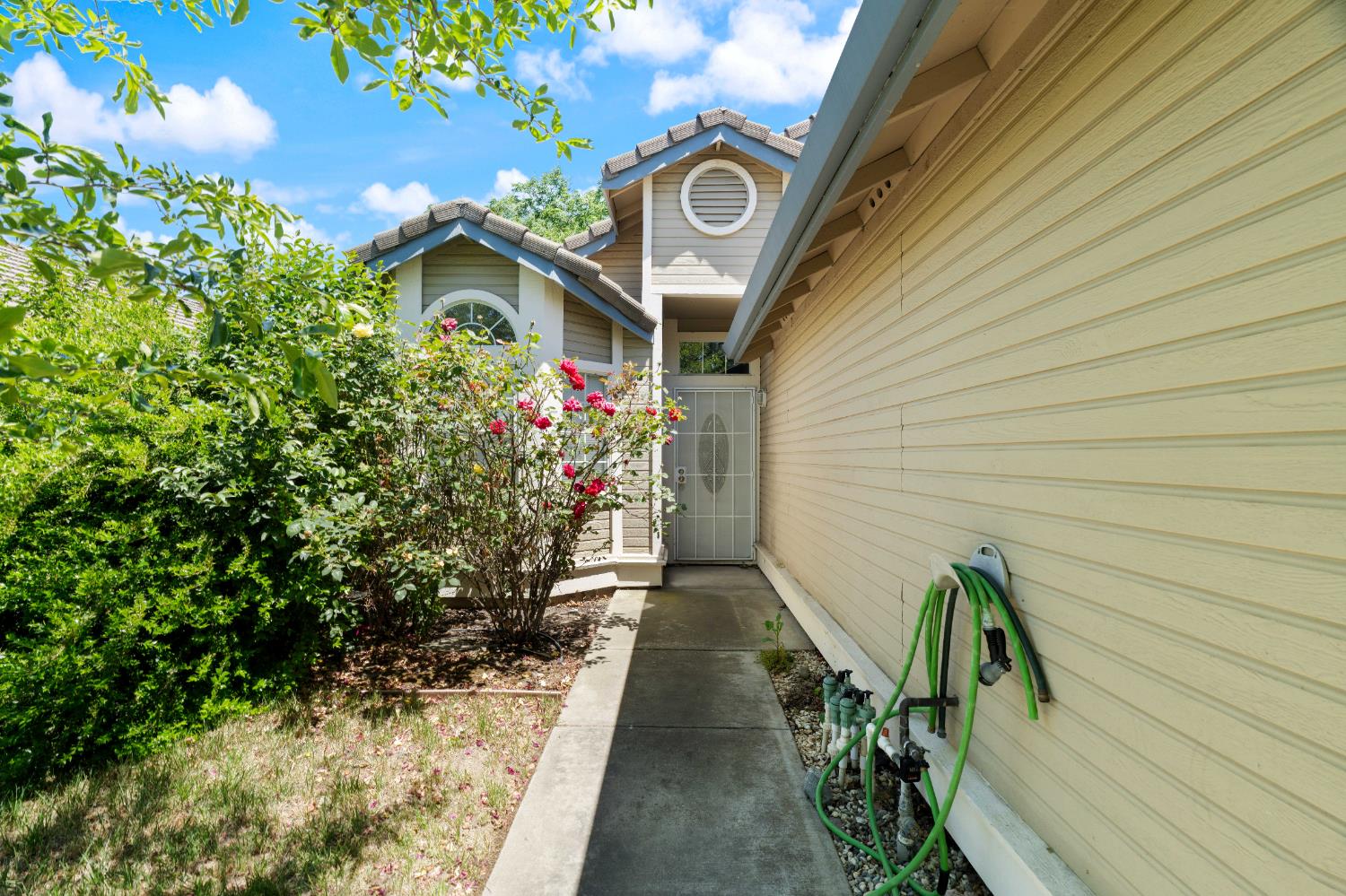 Ariel Court, Elk Grove, California image 2