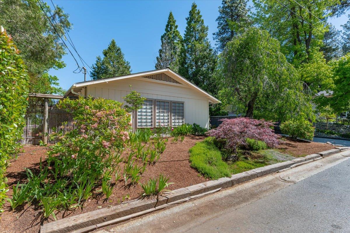 Empire Court, Grass Valley, California image 32