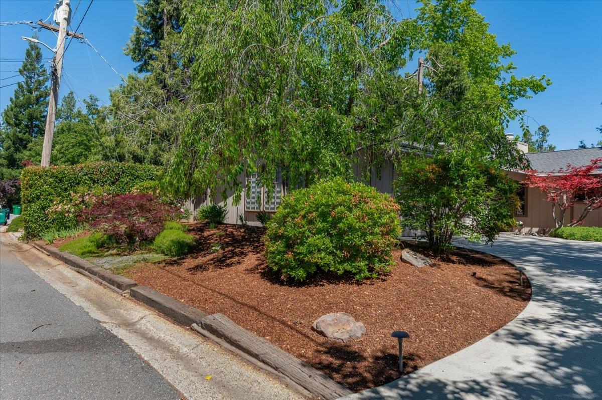 Empire Court, Grass Valley, California image 33