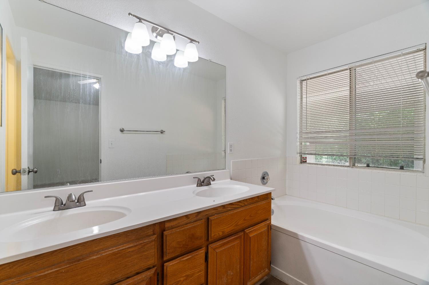 Ariel Court, Elk Grove, California image 18