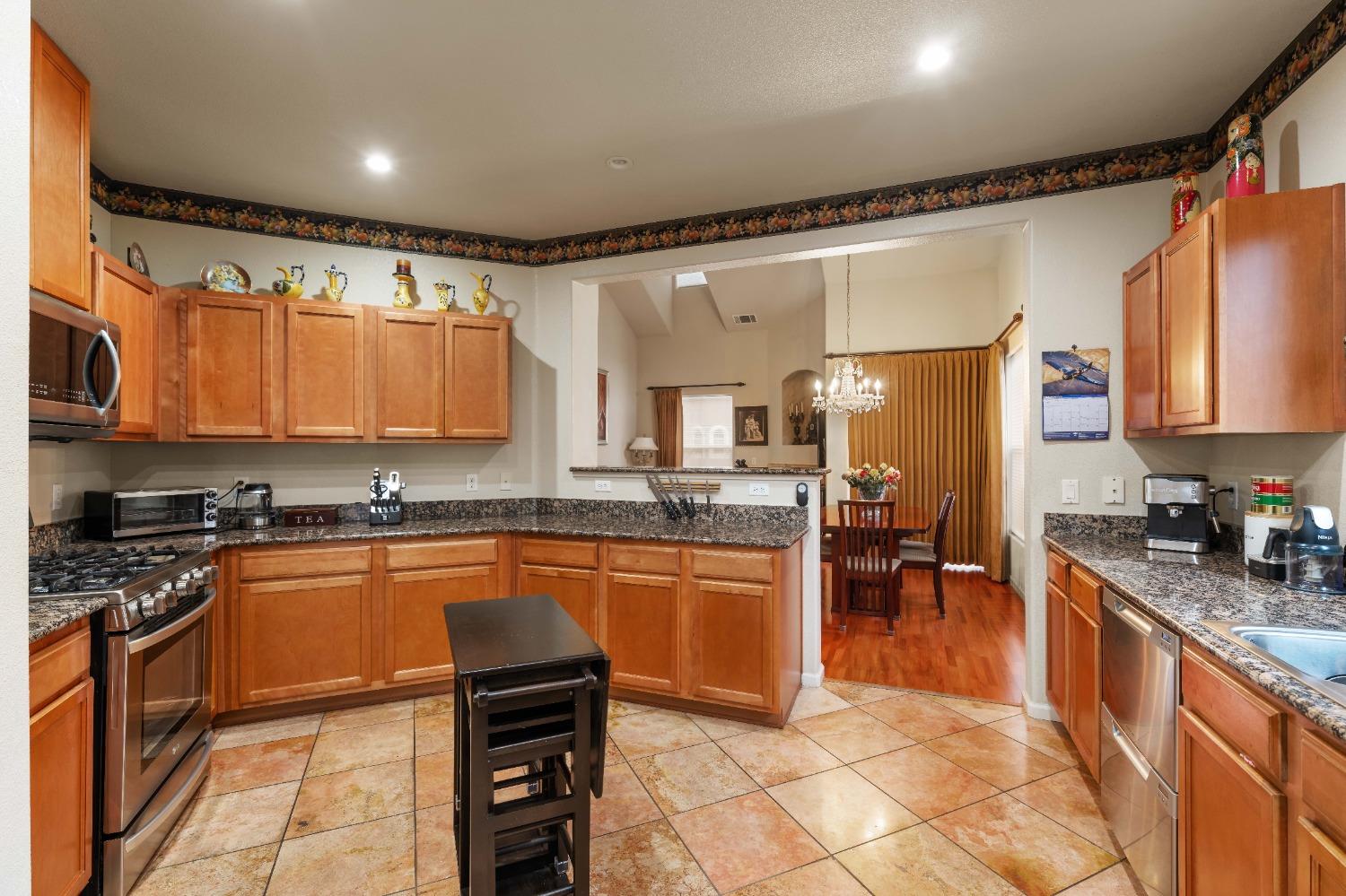 Photo #8: 225068251 Listing: Photo #8