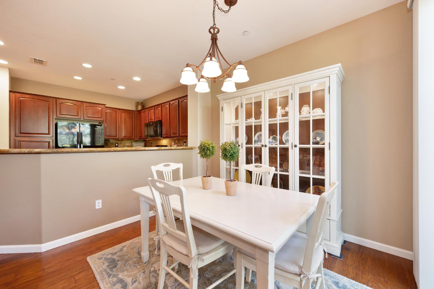 Photo #8: 225067967 Listing: Photo #8